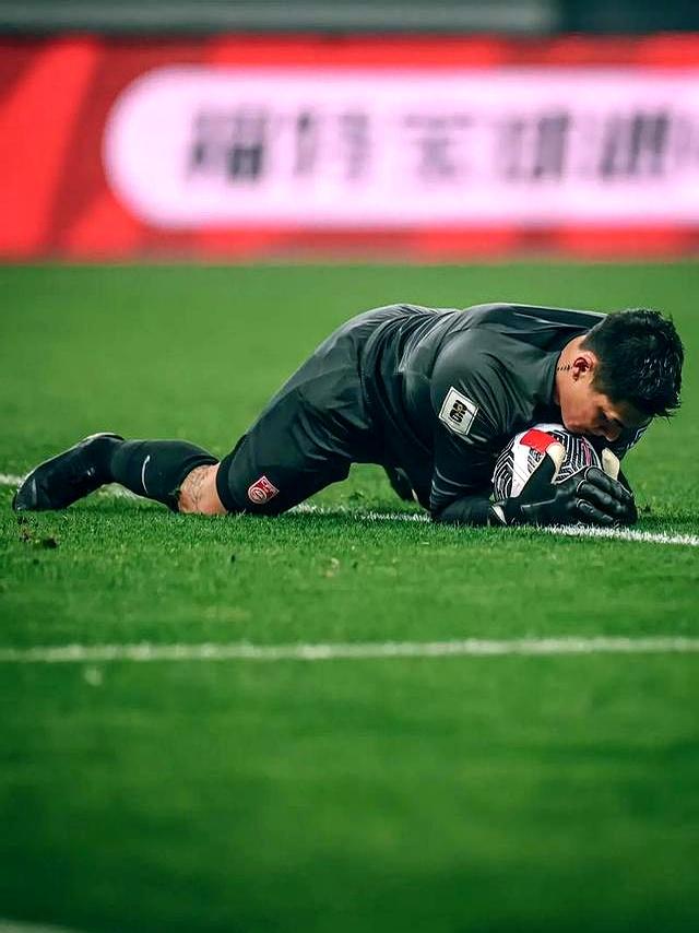 多米体育-关于情难自已!王大雷对阵巴林后长时间落泪颜骏凌安慰的信息